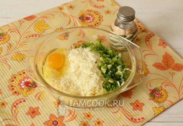 Добавить зеленый лук и яйцо