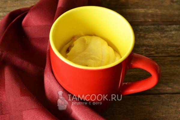 Положить тесто в кружку