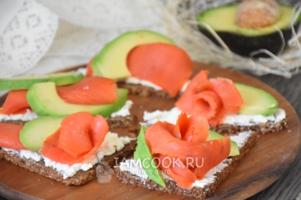 Фото тартинок с копченым лососем и авокадо