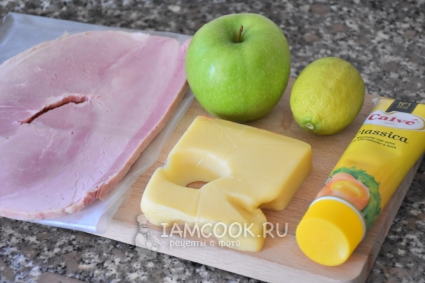 Ингредиенты для салата с ветчиной и яблоками