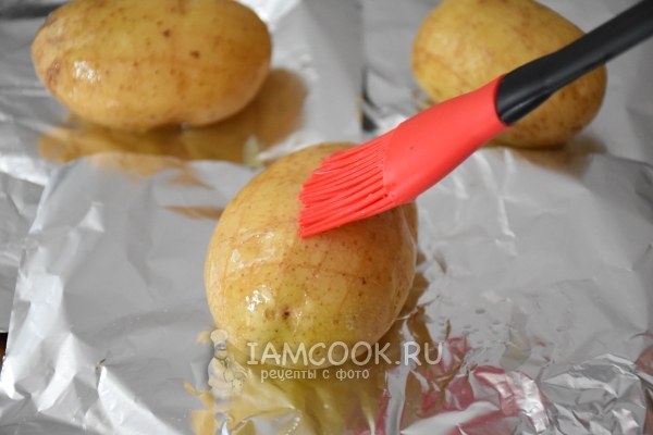 Смазать картофель маслом