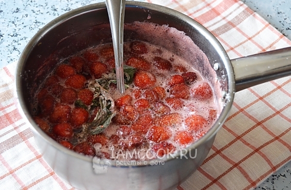 Нагреть ягоды с сахаром