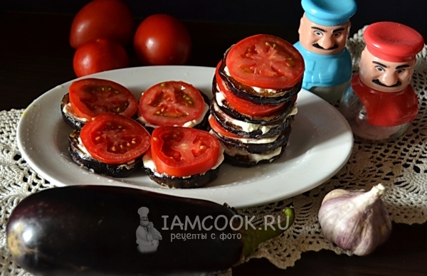 Рецепт жареных баклажанов с чесноком и помидорами