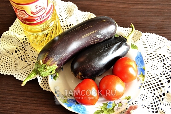 Ингредиенты для жареных баклажанов с чесноком и помидорами