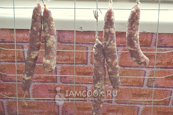 Домашняя колбаса сушится на балконе
