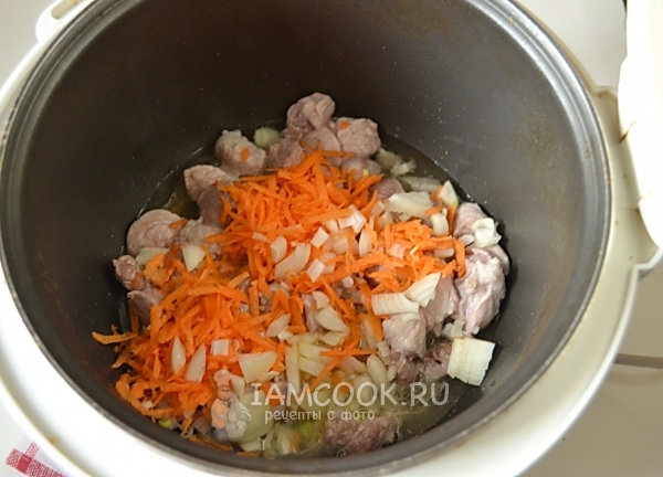 Положить к мясу лук и морковь