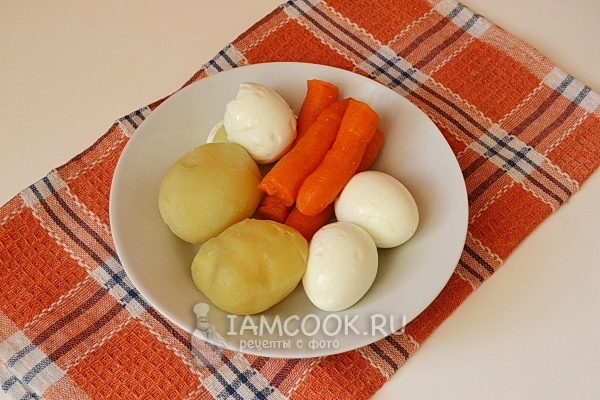 Сварить овощи и яйца