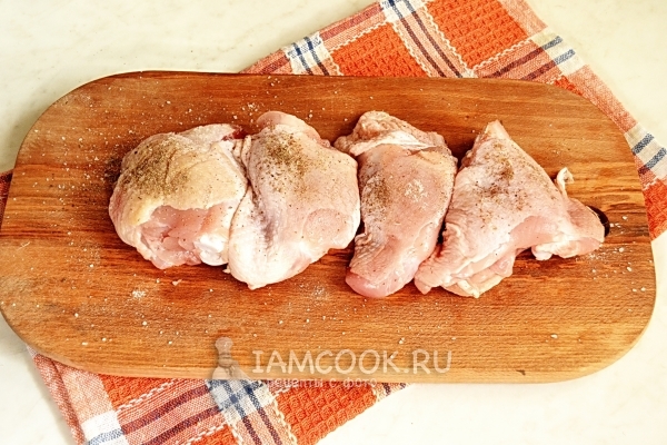 Посыпать курицу солью и перцем