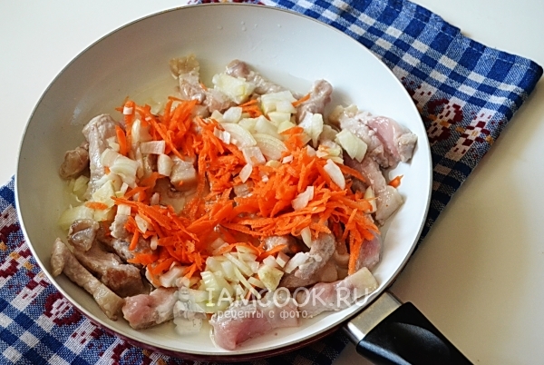 Положить к мясу лук и морковь