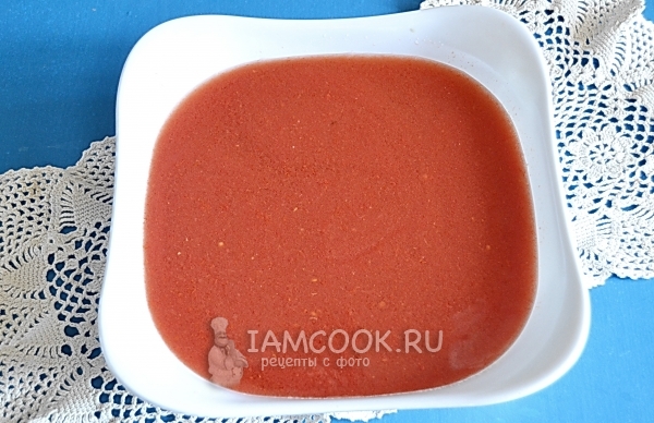 Развести томатную пасту с водой
