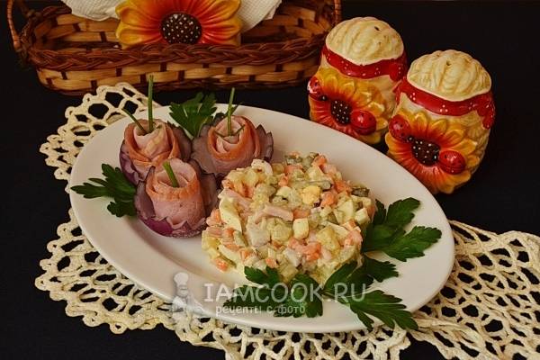 Салат с ветчиной, сыром и солеными огурцами