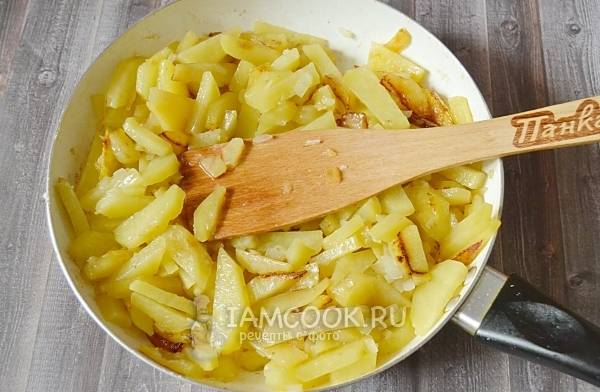 Жареная картошка с луком и чесноком в сливочном масле