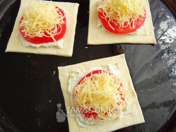 Положить на помидор сыр