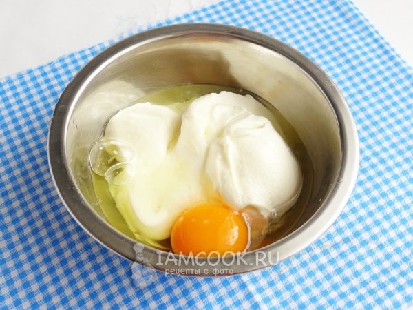 Соединить сметану и яйцо