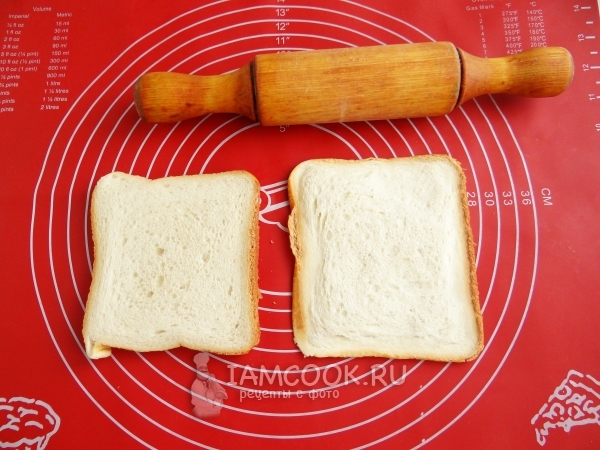Раскатать хлеб скалкой