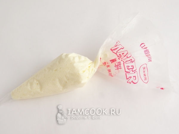 Переложить сырную массу в кондитерский мешок