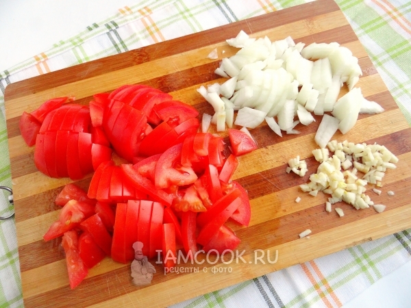 Порезать лук, чеснок и помидоры