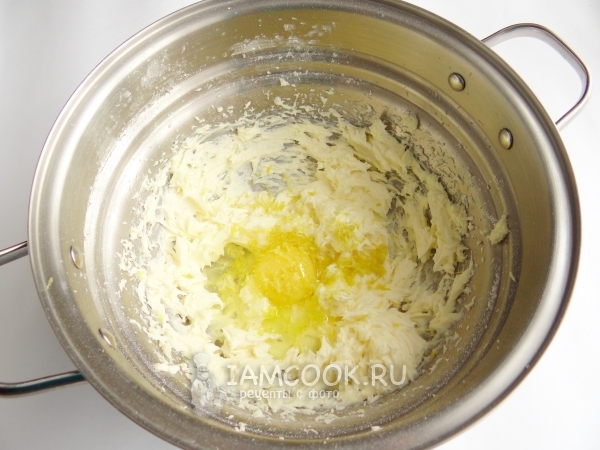 Добавить яйцо и цедру лимона