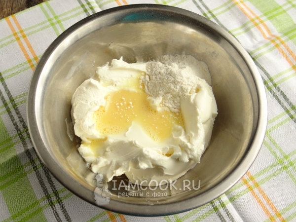 Соединить сливочный сыр, муку и половину яйца