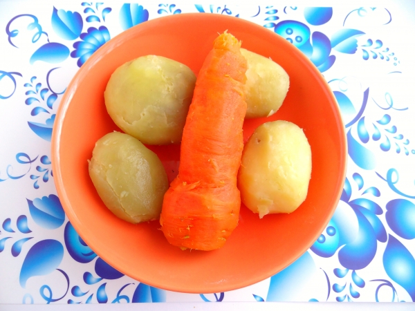 Почистить морковь и картофель