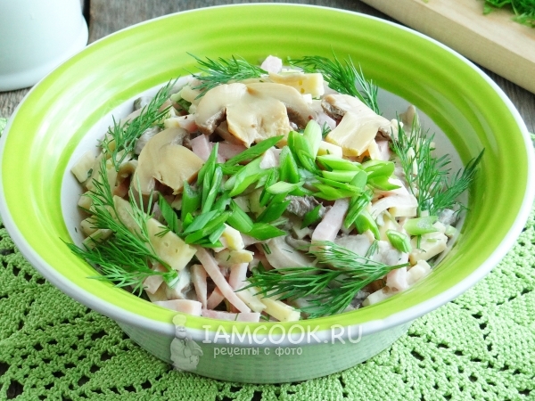 Готовый салат с ветчиной, грибами и сыром