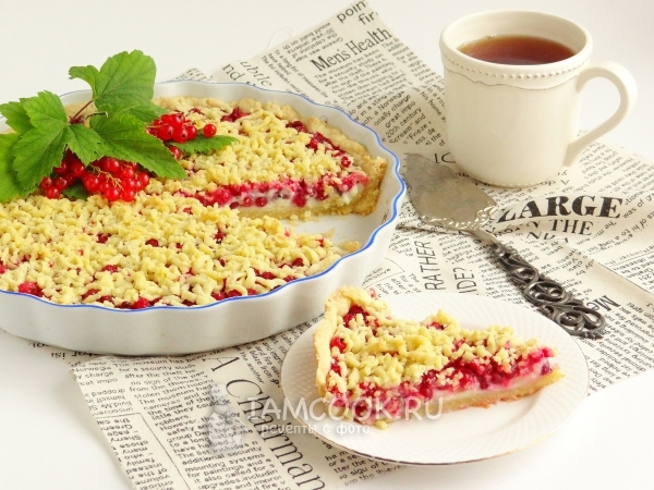 Фото песочного пирога с пудингом и красной смородиной