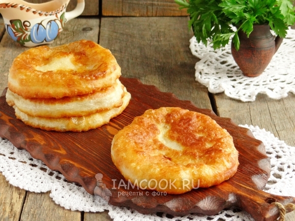 Готовые лепёшки с луком на сковороде