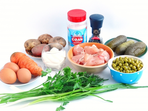 Ингредиенты для салата «Столичный» с курицей и солеными огурцами