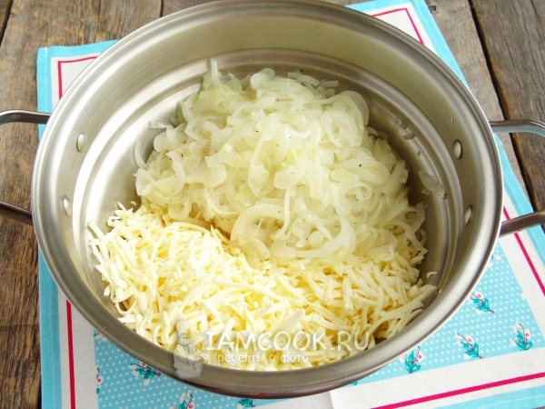 Соединить сыр с луком