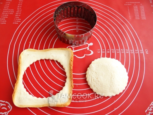 Вырезать из хлеба с мороженым кружок