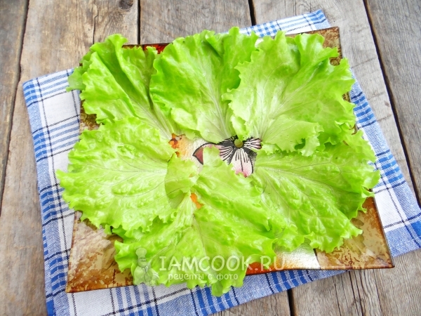 Положить на тарелку листья салата