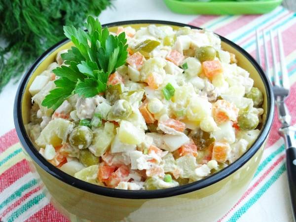 Салат с курицей, грибами, картошкой и солеными огурцами - пошаговый рецепт с фото