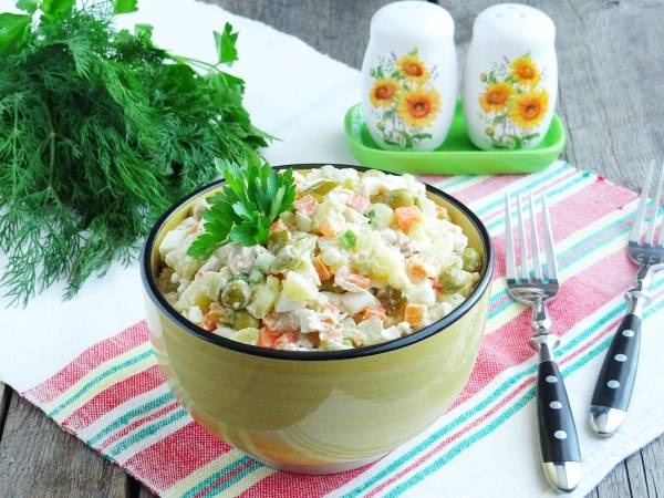 Салат с курицей, морковью, солеными огурцами и яйцами простой рецепт пошаговый