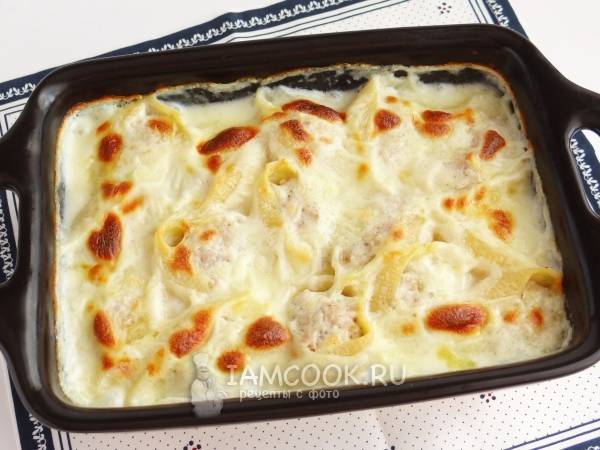 Фаршированные макароны-ракушки с сыром и беконом в духовке: рецепт — Лайфхакер