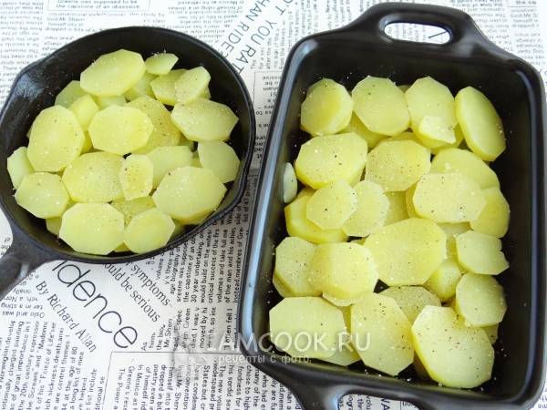 Стейки трески с картошкой в сметане в духовке