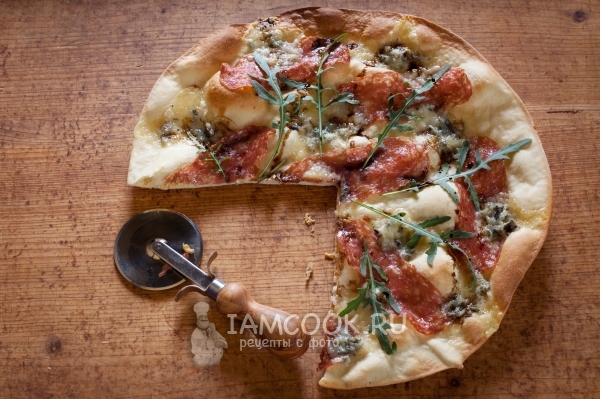 Фото пиццы с горгонзолой, салями и рукколой