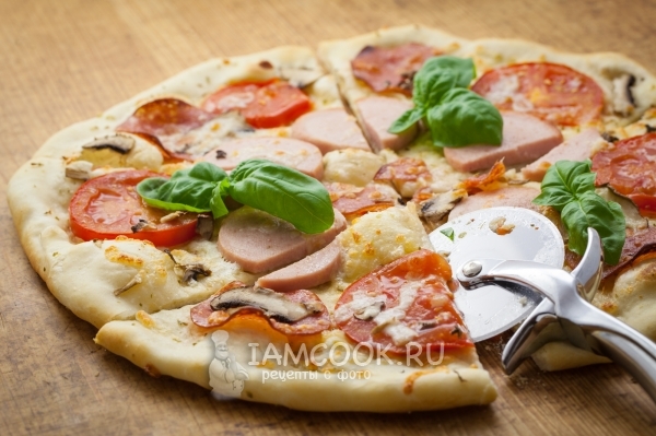 Фото пиццы с грибами, колбасой, помидорами и сыром