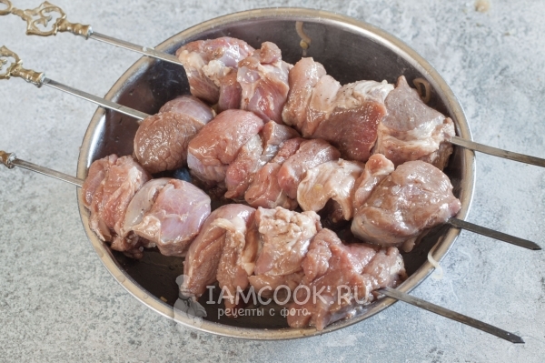 Нанизать мясо на шампуры
