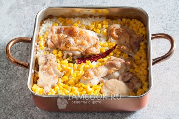 Готовая курица с рисом и кукурузой в духовке