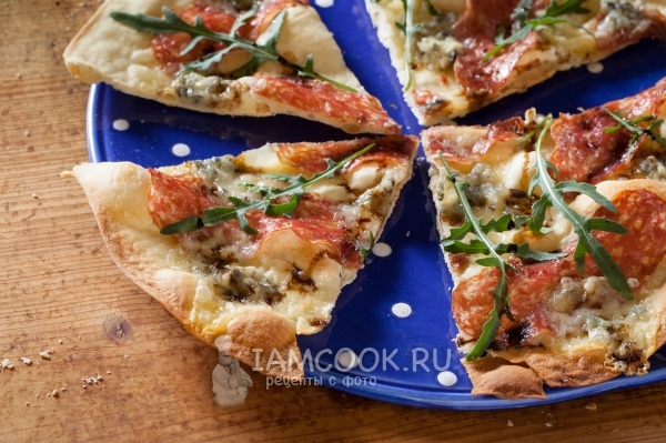 Рецепт пиццы с горгонзолой, салями и рукколой