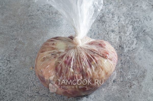 Положить мясо с луком в пакет