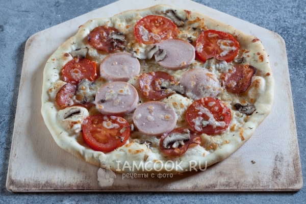 Рецепт пиццы с грибами, колбасой, помидорами и сыром