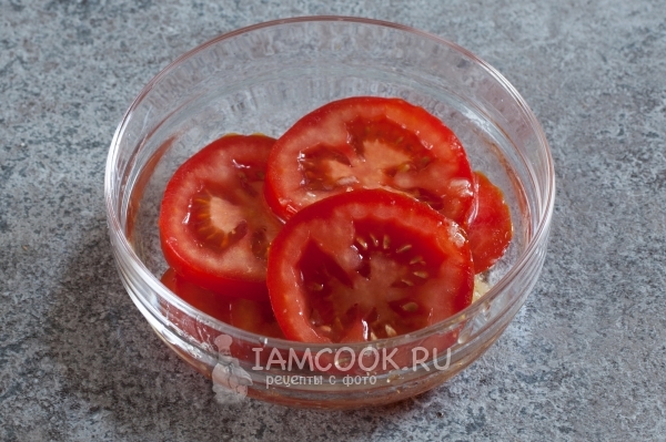 Полить помидоры чесночным маслом
