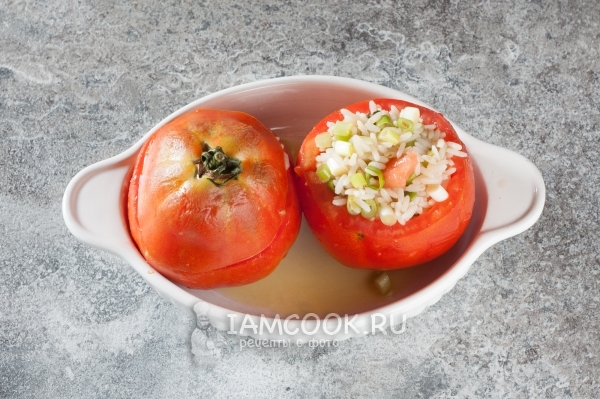 Положить нафаршированные помидоры в форму