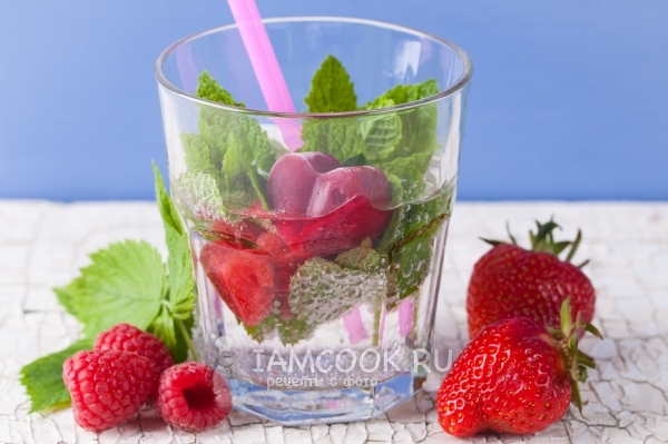 Рецепт ароматизированной воды с ягодным льдом