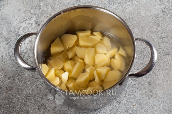 Положить в кастрюлю с водой картофель