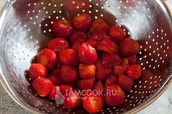 Помыть ягоды