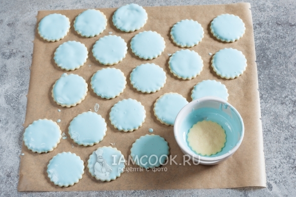 Покрыть печенье синей глазурью