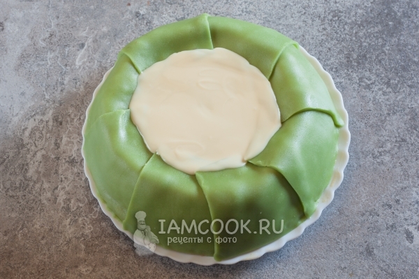 Покрыть торт марципаном