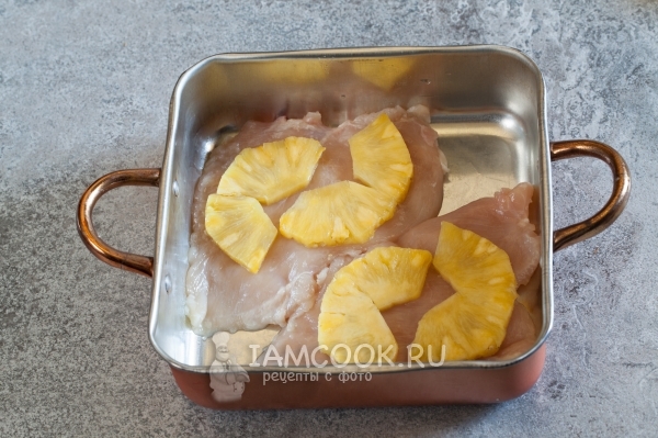 Положить на куриное филе ананас